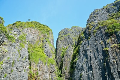 绿色和灰色在蓝天白天落基山
